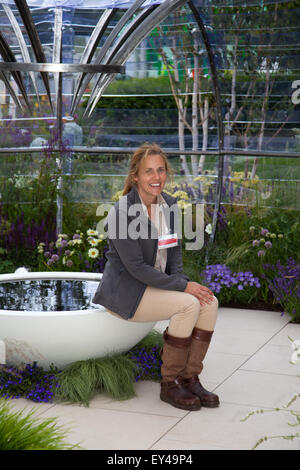 Tatton Park, Cheshire, Regno Unito 21 luglio, 2015. Sharon Hockenhull con il suo giardino design 'luce Catcher", una celebrazione della luce, il dramma e l'atmosfera della RHS Flower Show. Il giardino incorpora erbe luccicanti e imbuti strutturali di dirigere la luce del sole verso il basso per una coppa riflettente di acqua. Credito: Mar fotografico/Alamy Live News Foto Stock