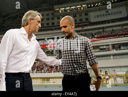 Shanghai, Cina. 21 Luglio, 2015. Monaco di Baviera head coach Pep Guardiola (R) saluta coach dell'Inter in capo allenatore Roberto Mancini durante la pre-stagione amichevole tra il tedesco club di calcio FC Bayern Monaco di Baviera e il club italiano FC Internazionale Milano in Cina a Shanghai, 21 luglio 2015. Il Bayern ha vinto 1-0. Foto: Xi Ya/dpa CINA IL CREDITO: dpa picture alliance/Alamy Live News Foto Stock