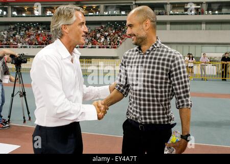 Shanghai, Cina. 21 Luglio, 2015. Monaco di Baviera head coach Pep Guardiola (R) saluta coach dell'Inter in capo allenatore Roberto Mancini durante la pre-stagione amichevole tra il tedesco club di calcio FC Bayern Monaco di Baviera e il club italiano FC Internazionale Milano in Cina a Shanghai, 21 luglio 2015. Il Bayern ha vinto 1-0. Foto: Xi Ya/dpa CINA IL CREDITO: dpa picture alliance/Alamy Live News Foto Stock