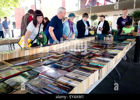 People shopping in corrispondenza di una seconda mano di stallo del libro, South Bank di Londra Inghilterra REGNO UNITO Foto Stock