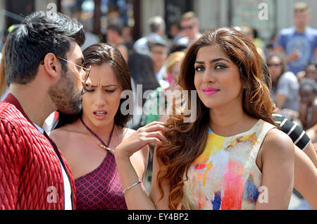 Londra, Regno Unito. 21 Luglio, 2015. Piccadilly Circus. Simar Gill e Mahi Gill filmare scene per Jimmy Sheirgill's Punjabi film 'Shareek" dovuti per il rilascio il 22 ottobre. Credito: PjrNews/Alamy Live News Foto Stock