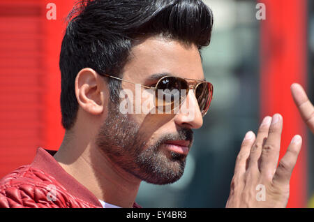 Londra, Regno Unito. 21 Luglio, 2015. Piccadilly Circus. Simar Gill filmare scene per Jimmy Sheirgill's Punjabi film 'Shareek" dovuti per il rilascio il 22 ottobre. Simar Gill Credito: PjrNews/Alamy Live News Foto Stock