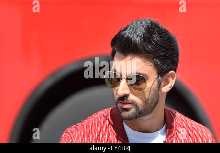 Londra, Regno Unito. 21 Luglio, 2015. Piccadilly Circus. Simar Gill filmare scene per Jimmy Sheirgill's Punjabi film 'Shareek" dovuti per il rilascio il 22 ottobre. Credito: PjrNews/Alamy Live News Foto Stock