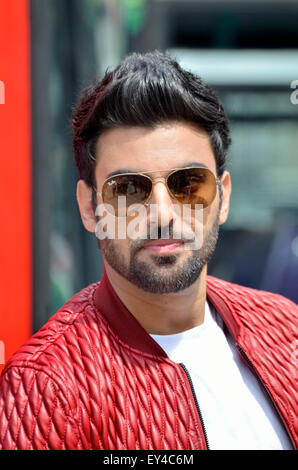 Londra, Regno Unito. 21 Luglio, 2015. Piccadilly Circus. Simar Gill filmare scene per Jimmy Sheirgill's Punjabi film 'Shareek" dovuti per il rilascio il 22 ottobre. Credito: PjrNews/Alamy Live News Foto Stock