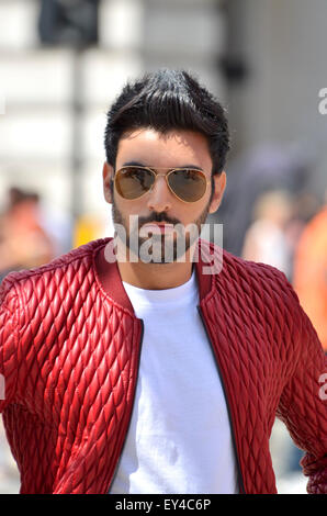 Londra, Regno Unito. 21 Luglio, 2015. Piccadilly Circus. Simar Gill filmare scene per Jimmy Sheirgill's Punjabi film 'Shareek" dovuti per il rilascio il 22 ottobre. Credito: PjrNews/Alamy Live News Foto Stock