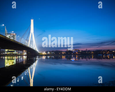 Vista del fiume di Riga e ponte Vansu in sera Foto Stock