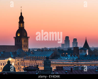 Panorama di Riga da uno il tetto degli edifici Foto Stock