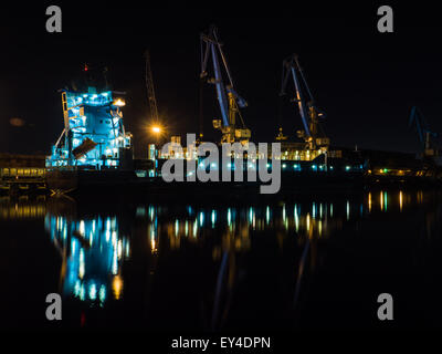 Vista notturna di grande nave a riga Foto Stock