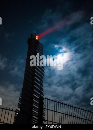 Faro di riga in una notte stellata con congelati del Mar Baltico Foto Stock