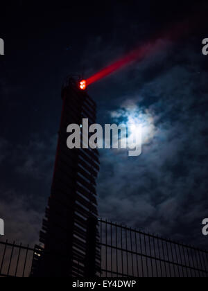 Faro di riga in una notte stellata con congelati del Mar Baltico Foto Stock