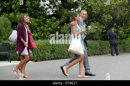 Washington, DC. 17 Luglio, 2015. Il Presidente degli Stati Uniti Barack Obama, figlia Sasha e due di Sasha amici di lasciare il residence a bordo uno marino alla Casa Bianca Luglio 17, 2015 a Washington, DC. Credito: Olivier Douliery/Piscina via CNP - nessun filo SERVICE - © dpa/Alamy Live News Foto Stock