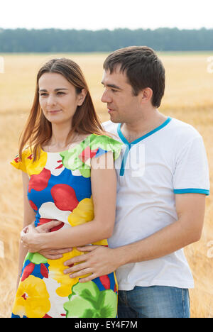 Ritratto di un elegante giovane bella giovane sulla natura. Foto Stock