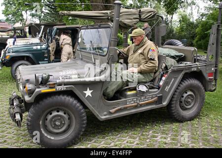 Militari e dei veterani di guerra mondiale II US Army Jeep sul display nel villaggio vicino al confine della Germania Foto Stock