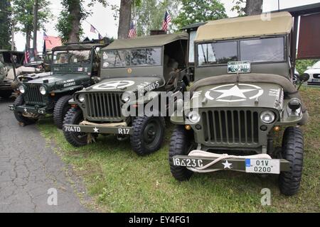 II Guerra Mondiale US Army jeep sul display nel villaggio vicino al confine della Germania Foto Stock