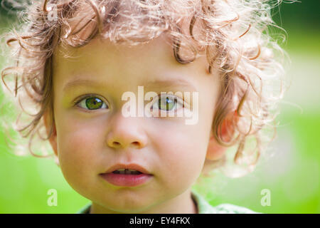 Il ritratto di un 1 e un mezzo anno vecchio baby boy godendo la vita all'aperto. Foto Stock