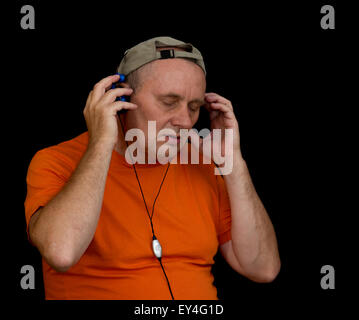 Ritratto di uomo maturo ascoltare musica con le cuffie Foto Stock