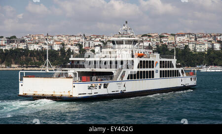 ISTANBUL, Turchia - 10 luglio 2015: Istanbul Deniz Otobusleri traghetto passando da europeo a lato Asiatico di Istanbul. 18 traghetti in Foto Stock