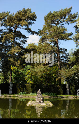 Lago ornamentale nel giardino all'italiana a Garsington Manor Opera, Oxfordshire, Regno Unito Foto Stock