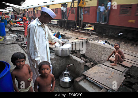 Mumbai, Maharshtra, India. 10 Febbraio, 2010. 19 dec. 2008 : Mumbai - India:.una baraccopoli abitante la raccolta di acqua a Govandi, Mumbai. Essi ricevono acqua solo per 20 minuti. A giorni alterni dai rubinetti.economicamente i mercati dei paesi poveri nella baraccopoli urbane & villaggi rurali in India stanno diventando sempre più importanti per le grandi società multinazionali come loro obiettivo la domanda di acqua dolce.Circa 96 milioni di persone in India non hanno accesso ad acqua pulita e più di 186000 bambini al di sotto dei cinque anni muoiono di diarrea provocata da acqua non sicuri e la scarsa igiene ogni anno nel paese, accordin Foto Stock