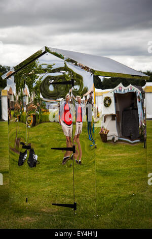 Riflessi distorti in una capanna specchiata o capanna da giardino, giardino strano o capanna di stoccaggio a Tatton Park, Cheshire, Regno Unito Luglio, 2015. The Invisibility Funny Tardis Shed of Navel contemplation - Designer: Manchester School of Art al 17th° anno al RHS Flower Show & Festival. Foto Stock