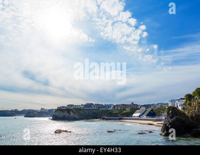 Sulla baia Newquay vista dal porto che mostra la città e le spiagge, Newquay, Cornwall, England, Regno Unito Foto Stock