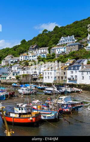 Il porto con la bassa marea nel villaggio di pescatori di Polperro, Cornwall, Regno Unito Foto Stock