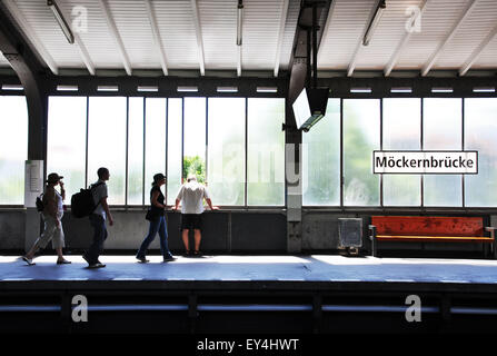 La piattaforma a Möckernbrücke U-bahn a Berlino Germania Foto Stock