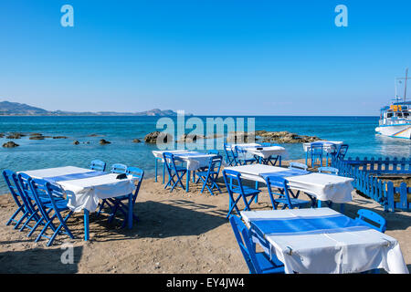 Cafe su una spiaggia. Kolymbia. Rhodes, Grecia Foto Stock