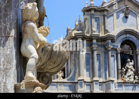 Statua dettagli su una fontana al di fuori della cattedrale di Sant'Agata, Piazza Duomo dl, Via Ednea, Catania, Sicilia, Italia Foto Stock