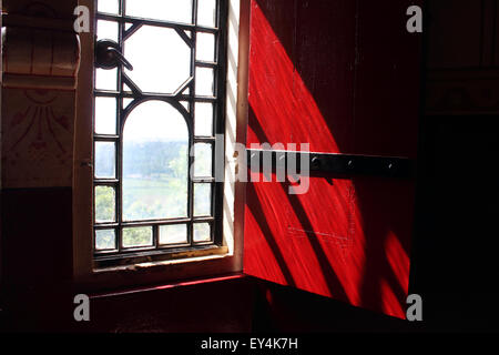 La finestra rossa dettaglio, Castello o Castell Coch, Cardiff, Galles del Sud, Regno Unito Foto Stock