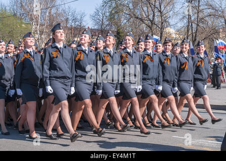 Le donne-cadetti dell'Accademia di polizia di marciare su parade Foto Stock