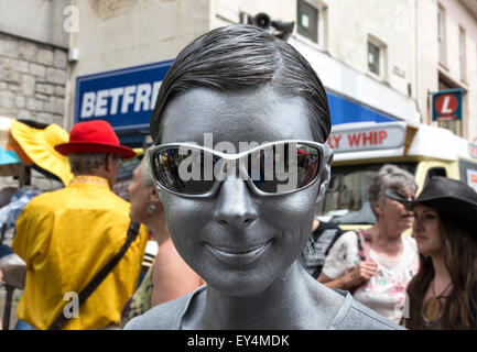 Giovane donna con il volto dipinto di argento metallico Foto Stock