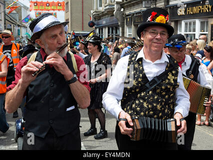 Musicisti di strada nella parata del giorno Mazey, Penzance, Cornwall, Regno Unito Foto Stock