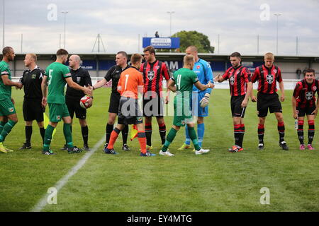 Nantwich, Cheshire, Regno Unito. 21 Luglio, 2015. Nantwich Town intrattenere lega due Morecambe in un pre stagione amichevole al tessitore Stadium. Morecambe ran out 6-0 vincitori. Le due squadre si stringono la mano prima di kick off. Credito: SJN/Alamy Live News Foto Stock