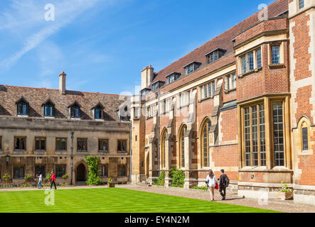 Gli studenti in Pembroke College Quad Università di Cambridge Cambridgeshire England Regno Unito GB EU Europe Foto Stock