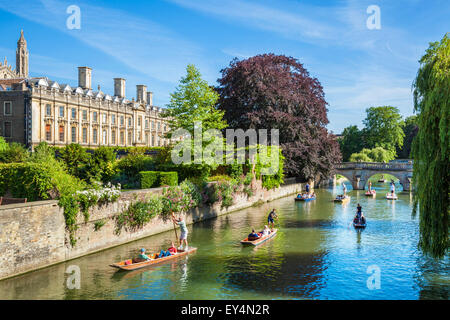 Punting, Clare College e il fiume Cam Cambridge Cambridgeshire England Regno Unito GB EU Europe Foto Stock