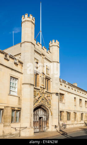 La grande porta a Cristi College di Cambridge University Cambridge Cambridgeshire England Regno Unito GB EU Europe Foto Stock