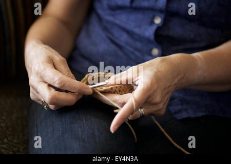 Chiudere l immagine di una donna caucasica a crochet in casa Foto Stock