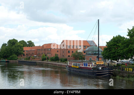 Moderno blocco di appartamenti a Newark, Nottingham. accanto al fiume Trento Foto Stock