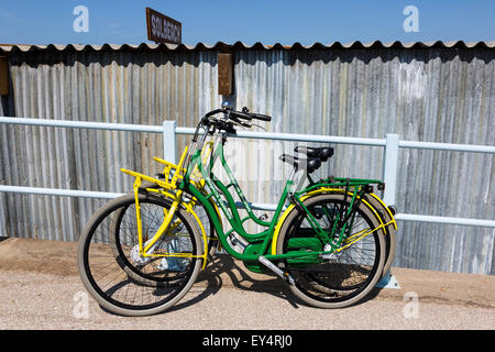 Due biciclette a noleggio da Haagsche Stadsviets, Scheveningen, Holland, Paesi Bassi Foto Stock