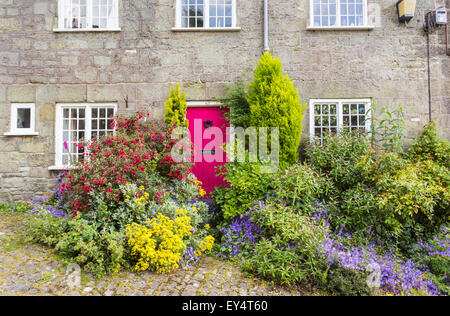 Rosso porta cottage in stile locale cottage in Collina d'oro, Shaftesbury, Dorset, Regno Unito in estate, la posizione per la Ridley Scott Hovis ha pane marrone annuncio Foto Stock