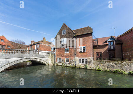 Visite: Ponte sul Fiume Itchen dalla vecchia città di Winchester mulino (mulino ad acqua) e gli edifici storici, Winchester, Hampshire, Regno Unito con il blu del cielo Foto Stock