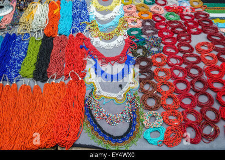 In perline colorate collane per la vendita al mercato locale. Otavalo, Ecuador. Foto Stock