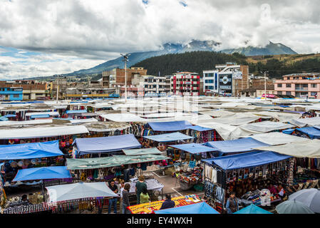 Mercato del weekend in centro città è un'età-lunga tradizione. Otavalo, Ecuador. Foto Stock