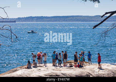 Persone su rocce e spiaggia di Faro park di West Vancouver, Canada Foto Stock