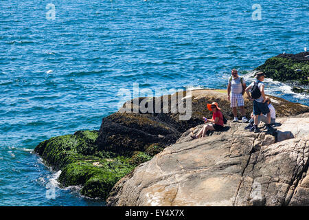 Persone su rocce e spiaggia di Faro park di West Vancouver, Canada Foto Stock