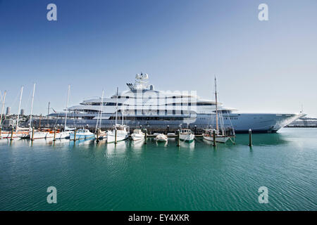 Auckland, Nuova Zelanda. 22 Luglio, 2015. Le sette-deck super yacht di lusso, oceano vittoria, di proprietà del miliardario magnate acciaio Viktor Rashnikov è il nono più grande super-yacht nel mondo. È ormeggiata nel porto di Auckland, in Nuova Zelanda dopo aver navigato dal Fiji. Credito: una fotografia dell'immagine/Alamy Live News Foto Stock