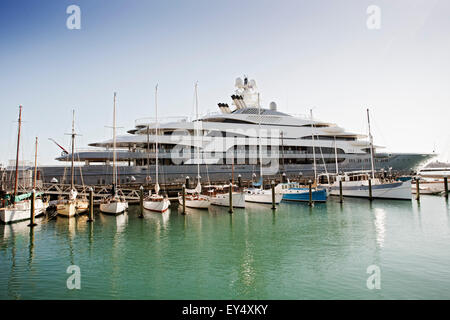 Auckland, Nuova Zelanda. 22 Luglio, 2015. Le sette-deck super yacht di lusso, oceano vittoria, di proprietà del miliardario magnate acciaio Viktor Rashnikov è il nono più grande super-yacht nel mondo. È ormeggiata nel porto di Auckland, in Nuova Zelanda dopo aver navigato dal Fiji. Credito: una fotografia dell'immagine/Alamy Live News Foto Stock