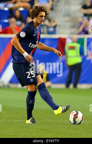 New Jersey, USA. 21 Luglio, 2015. Paris St Germain centrocampista Adrien Rabiot (25) durante la prima metà della International Champions Cup gioco tra il Paris St Germain e AC Fiorentina ha suonato presso la Red Bull Arena di Harrison, NJ. Credito: Azione Sport Plus/Alamy Live News Foto Stock