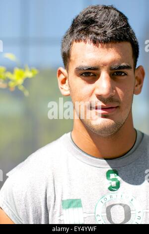 Luglio 21, 2015 - File - Heisman vincitore del Trofeo MARCUS MARIOTA ha firmato un contratto con la Tennessee Titans Martedì, diventando l'ultimo dell'NFL del primo round draft picks per finalizzare il suo affare. L ex quarterback di Oregon si prevede di avviare immediatamente, con la temporizzazione del contratto mantenendo la n. 2 totale pick sulla via per aprire la stagione sett. Xiii a Tampa Bay. Tennessee non annunciare i termini finanziari ma ha detto che ha firmato per quattro anni. Nella foto: Sett. 4, 2014 - Eugene, OR, Stati Uniti d'America - 6 settembre, 2014 - Eugene, Oregon - Oregon Ducks quarterback Marcus Mariota #8 prima che il gioco betwe Foto Stock